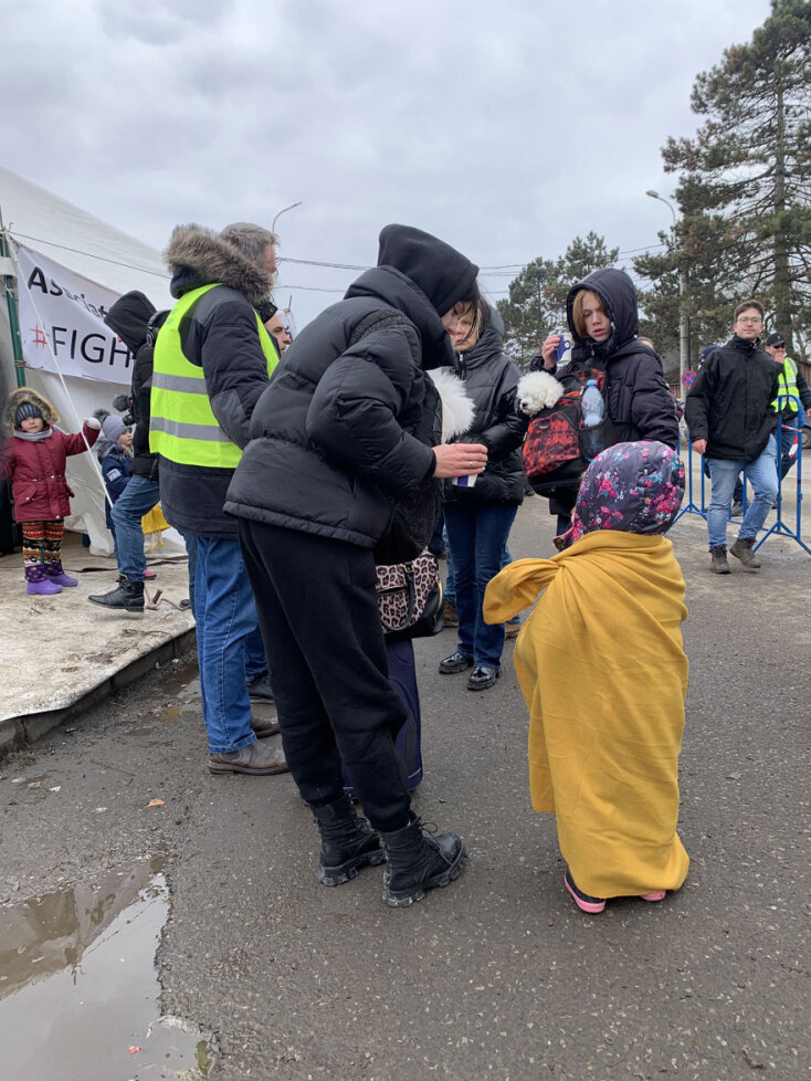 Εθελοντές και πρόσφυγες από την Ουκρανία σε καταυλισμούς στη Ρουμανία