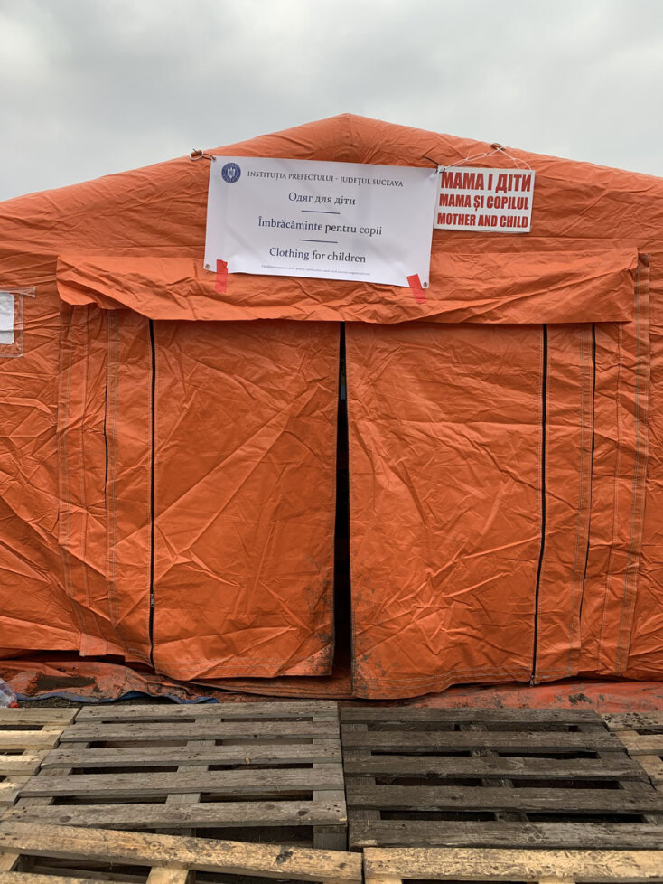 Σκηνή σε προσφυγικό καταυλισμό που συγκεντρώνονται ρούχα για παιδιά
