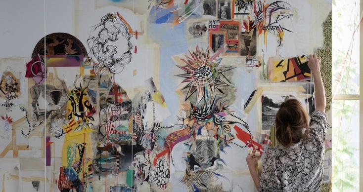 Αφηρημένη κατασκευή της&nbsp;Ελένης&nbsp;Κοτσώνη&nbsp;φτιαγμένη&nbsp;από&nbsp;κομμάτια&nbsp;εικόνων. που περιλαμβάνεται στην αίθουσα τέχνης Ρεβέκκα Καμχή 