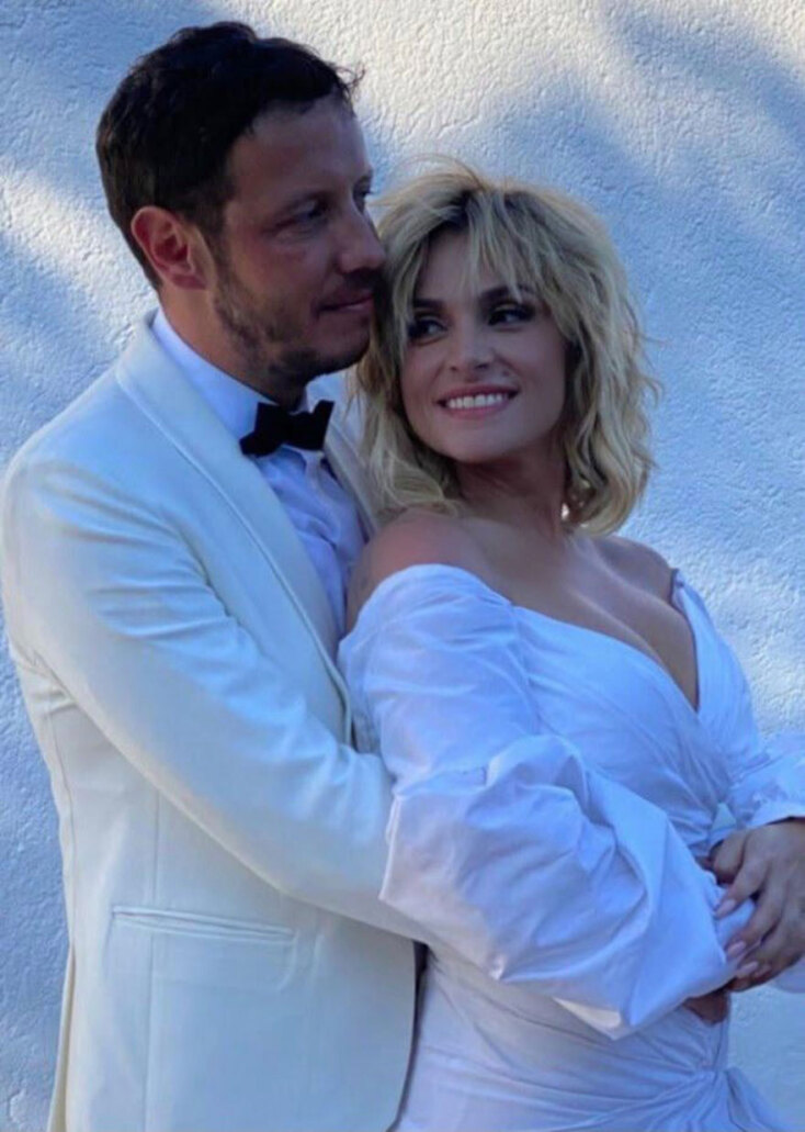 Η Ελεονώρα Ζουγανέλη, λαμπερή στο νυφικό της by Celia Kritharioti, στην αγκαλιά του αγαπημένου της, Σπύρου Δημητρίου