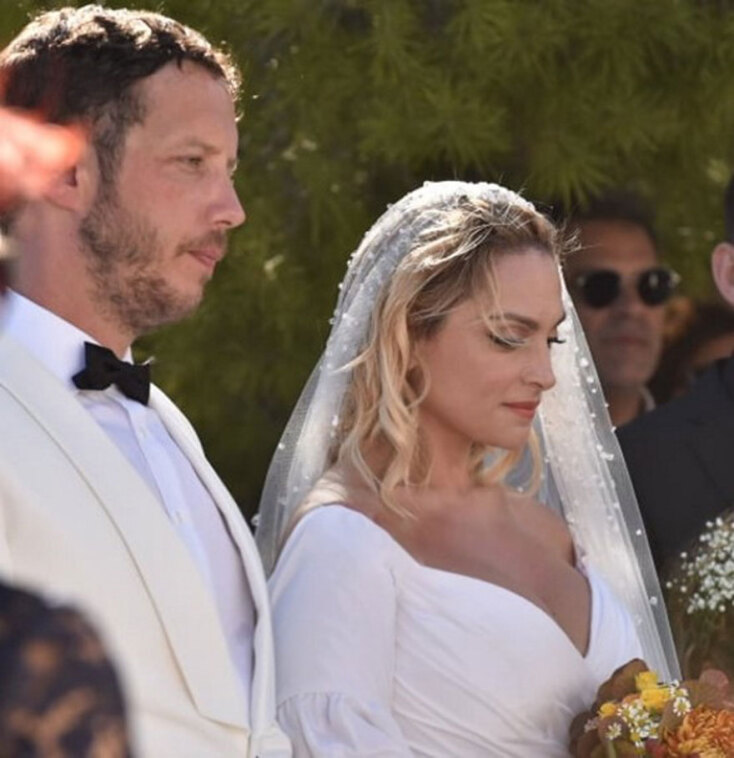 Εντυπωσιακή στον γάμο της η Ελεονώρα Ζουγανέλη, η οποία επέλεξε για την πιο όμορφη ημέρα τη ζωή της νυφικό by Celia Kritharioti