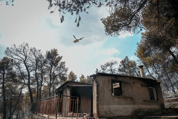 Ελικόπτερο πετά πάνω από τα καμένα στα Βίλια - Η πυρκαγιά δεν άφησε τίποτα όρθιο