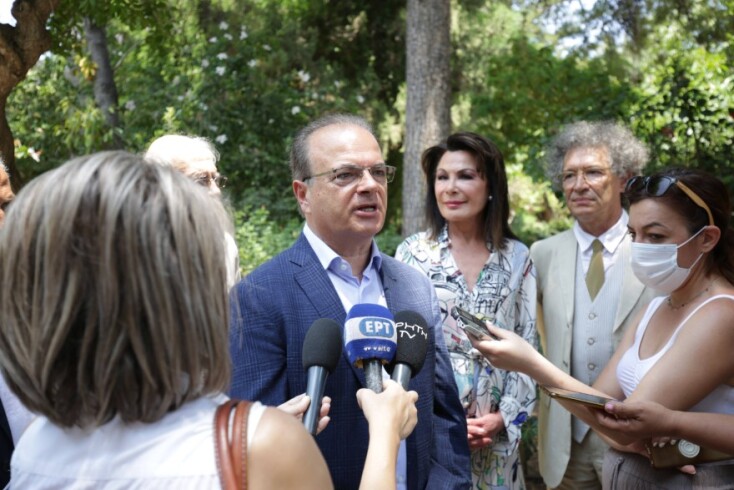 Ο δήμαρχος Ρεθύμνου, Γιώργης Μαρινάκης σε δηλώσεις στους δημοσιογράφους. Πίσω του τα μέλη της αντιπροσωπείας της Επιτροπής «Ελλάδα 2021», Αλέξης Πολίτης, Γιάννα Αγγελοπούλου – Δασκαλάκη και Νίκος Κανελλόπουλος. 