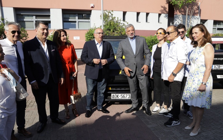 Τα δύο πρώτα ελληνικά αυτοκίνητα στην τελετή απόδοσης πινακίδων