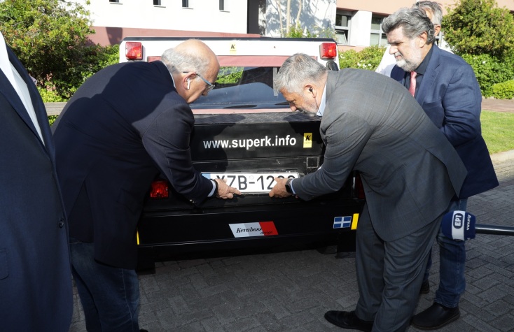 Τα δύο πρώτα ελληνικά αυτοκίνητα: Μιχάλης Παπαδόπουλος και Γιώργος Πατούλης τοποθετούν τις πινακίδες