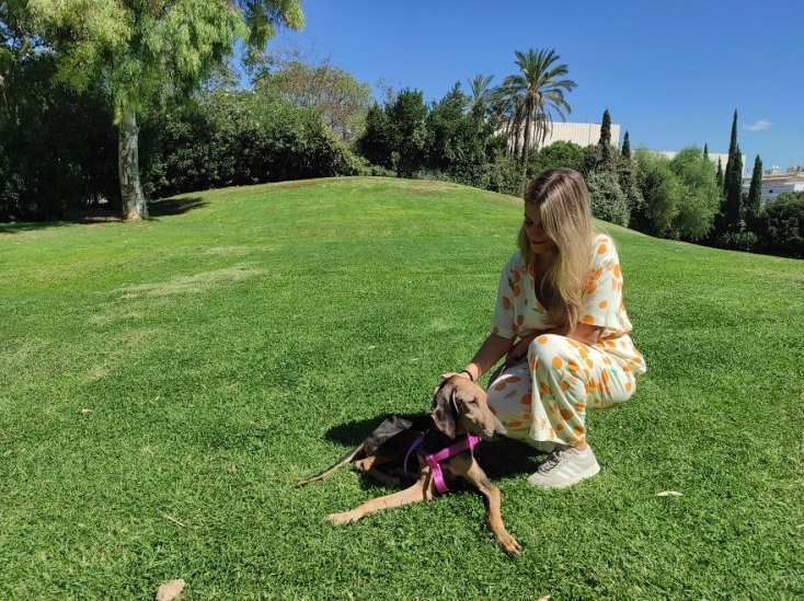 Η Ελπίδα με την Κατερίνα, που την φιλοξενεί, μετά τις πυρκαγιές του Αυγούστου.