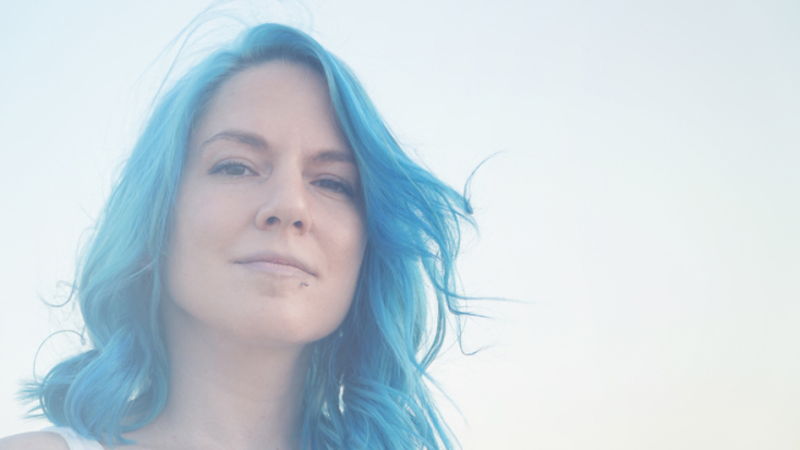 Παραγωγόw και vocalist Mica Eio 