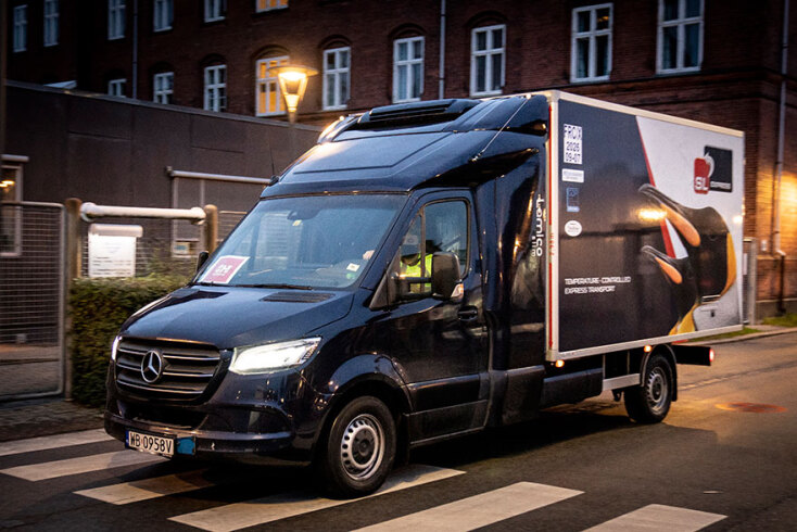 Το ειδικό όχημα που μεταφέρει τις πρώτες δόσεις του εμβολίου της Pfizer στη Δανία