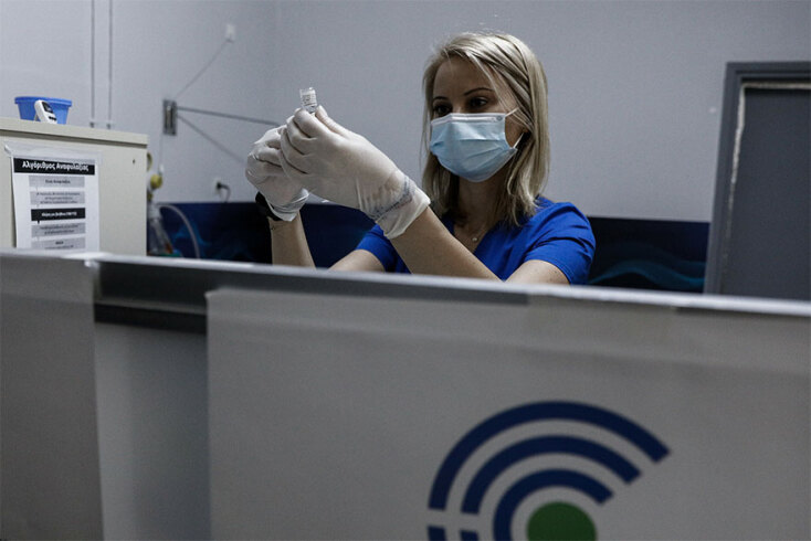 Υγειονομικός ετοιμάζει εμβόλιο για κορωνοϊό (ΦΩΤΟ ΑΡΧΕΙΟΥ) - Τα άτομα, ηλικίας 25-29 ετών, μπορούν από την Πέμπτη 10 Ιουνίου 2021 να κλείνουν το ραντεβού τους στην πλατφόρμα emvolio.gov.gr με όλα τα εμβόλια