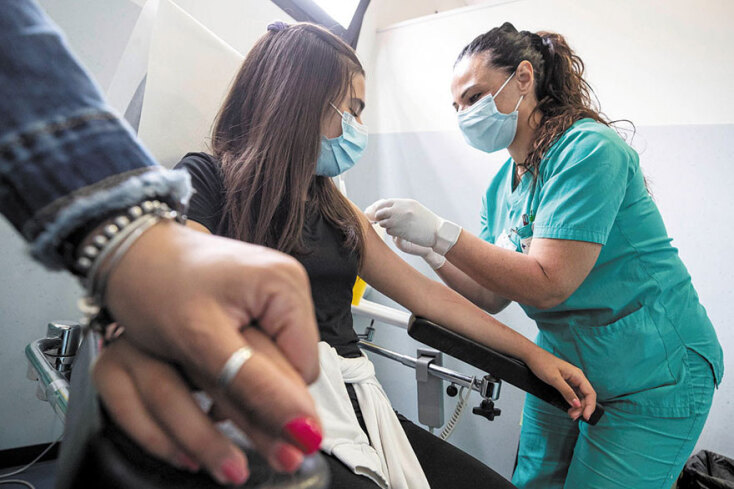 Έφηβη εμβολιάζεται για τον κορωνοϊό (ΦΩΤΟ ΑΡΧΕΙΟΥ) - Σε περιπτώσεις που οι γονείς έχουν πάρει διαζύγιο ή είναι σε διάσταση το ποιος αποφασίζει για το εμβόλιο στο παιδί δεν είναι ξεκάθαρο