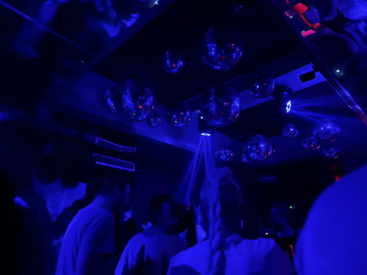 Φωτογραφία από το εσωτερικό του Enola.