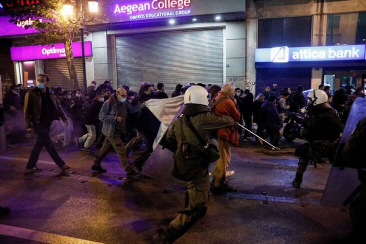 Ένταση σε διαδήλωση στην Αθήνα για την αιματηρή καταδίωξη στο Πέραμα και τον θάνατο του 20χρονου Ρομά