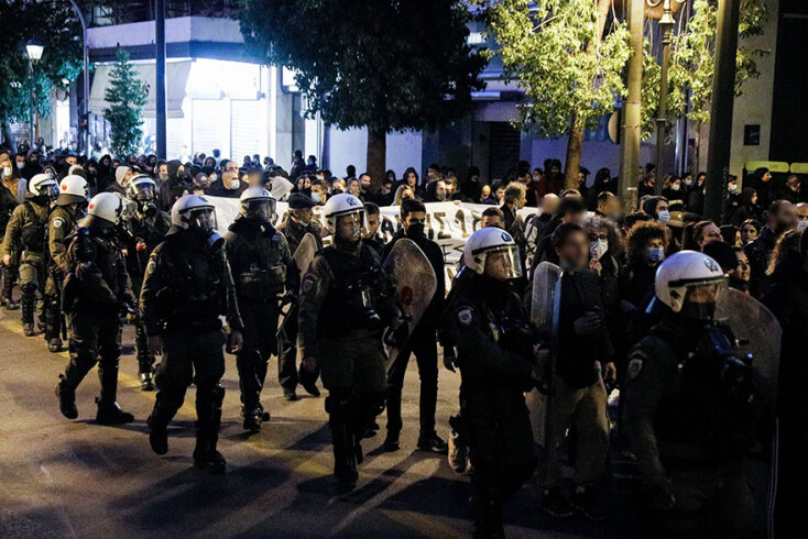 Αστυνομικοί ακολουθούν τη διαδήλωση στην Αθήνα για τον θάνατο του 20χρονου Ρομά στο Πέραμα