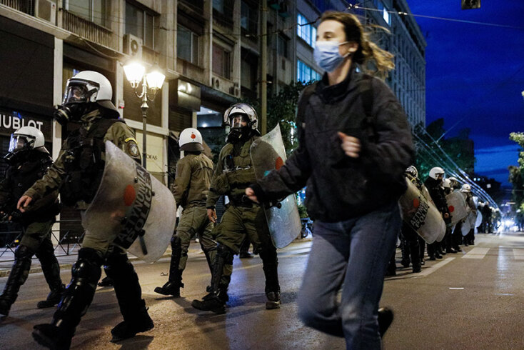 Αστυνομικοί στη διαδήλωση στην Αθήνα για τον θάνατο του 20χρονου Ρομά στην αιματηρή καταδίωξη στο Πέραμα