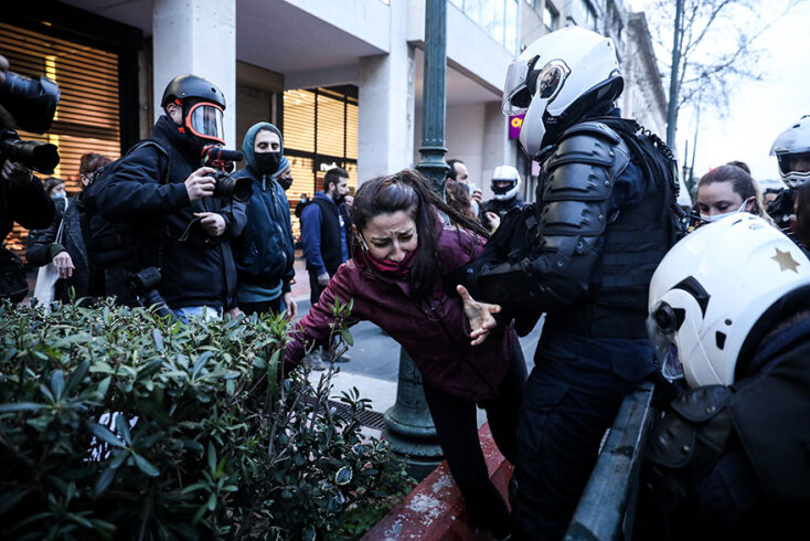 Επεισόδια στη διαδήλωση για τον Δημήτρη Κουφοντίνα στην Πανεπιστημίου