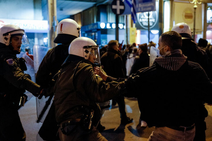 Ένταση σε διαδήλωση στην Αθήνα για τον 20χρονο Ρομά που έπεσε νεκρός από τα πυρά αστυνομικών στο Πέραμα