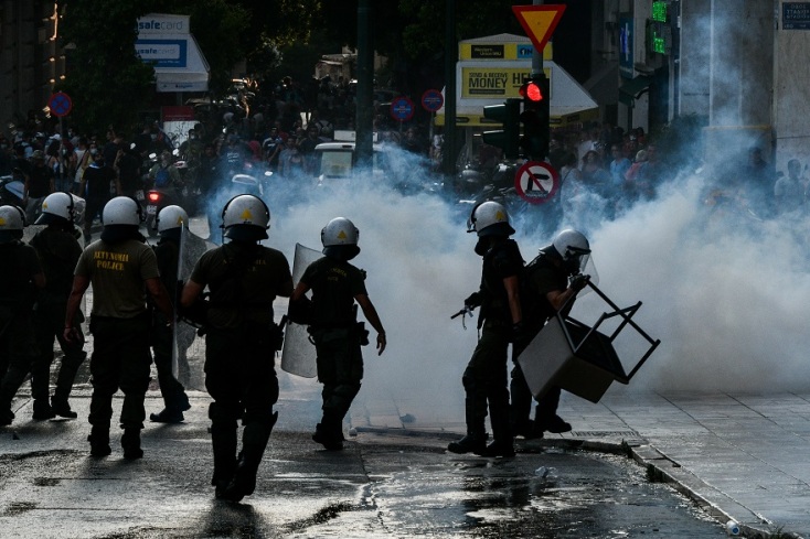 Στιγμιότυπο από την ένταση στη συγκέντρωση αντιεμβολιαστών στο Σύνταγμα
