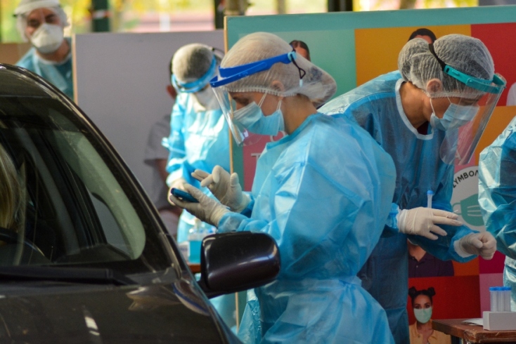 Συνεργεία του ΕΟΔΥ πραγματοποιούν rapid tests μέσω της δράσης «Drive through testing» σε πολίτες στα αυτοκίνητά τους στην κλειστή αγορά της Νεάπολης, Λάρισα, 13/11