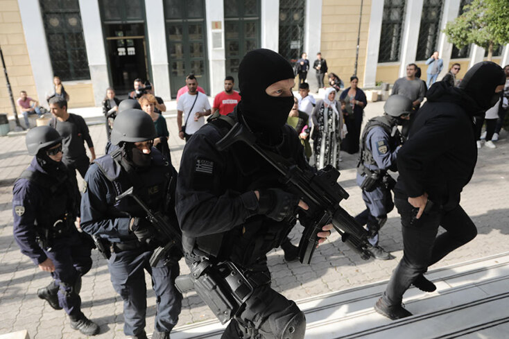 Στον ανακριτή οι συλληφθέντες για συμμετοχή στην «Επαναστατική Αυτοάμυνα» © Intime p.a.