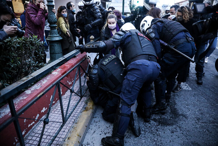 Συγκέντρωση για τον Δημήτρη Κουφοντίνα: Διαδηλωτής πεσμένος στην άσφαλτο στην Πανεπιστημίου έχει ακινητοποιηθεί από αστυνομικούς