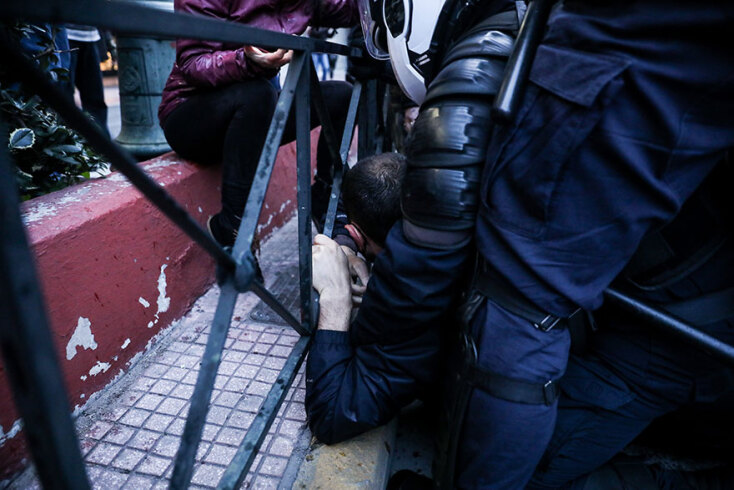 Διαδηλωτής στην Πανεπιστημίου έχει ακινητοποιηθεί από αστυνομικούς σε συγκέντρωση για τον Δημήτρη Κουφοντίνα