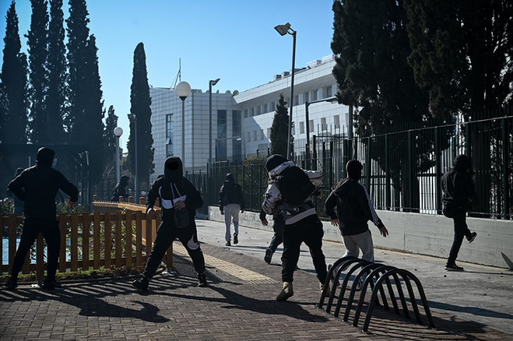 Ένταση έξω από το υπουργείο Παιδείας