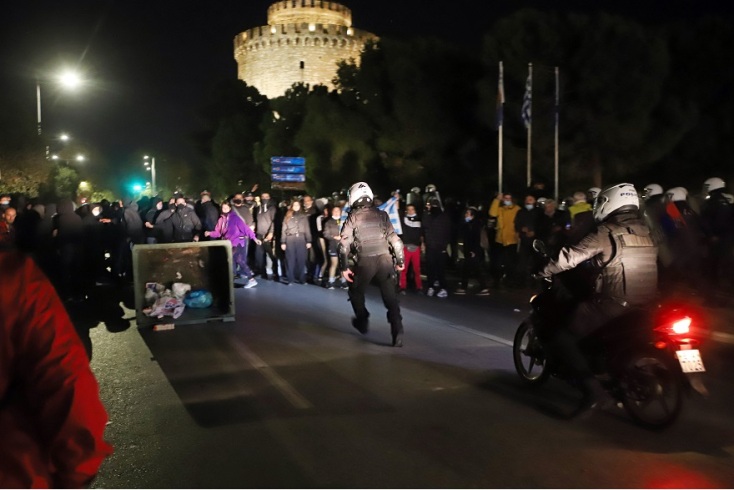 Συγκρούσεις διαδηλωτών με την αστυνομία στη Θεσσαλονίκη