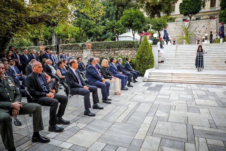 Δεξίωση στο Προεδρικό Μέγαρο για την 46η επέτειο από την αποκατάσταση της Δημοκρατίας: Οι πολιτικοί αρχηγοί παρακολουθούν την ομιλία της ΠτΔ Αικατερίνης Σακελλαροπούλου