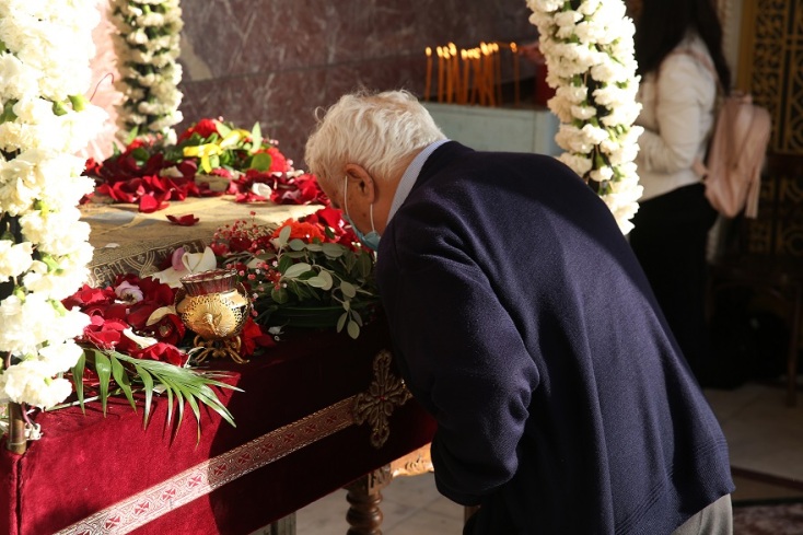 Πιστός προσκυνά τον Επιτάφιο στην Αγία Τριάδα Πειραιά