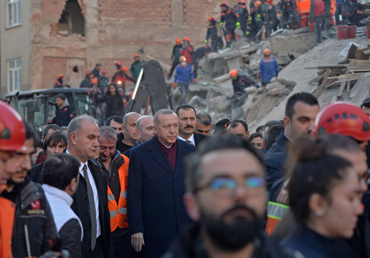 Σεισμός στην Τουρκία: Αυτοψία Ερντογάν στις πληγείσες περιοχές