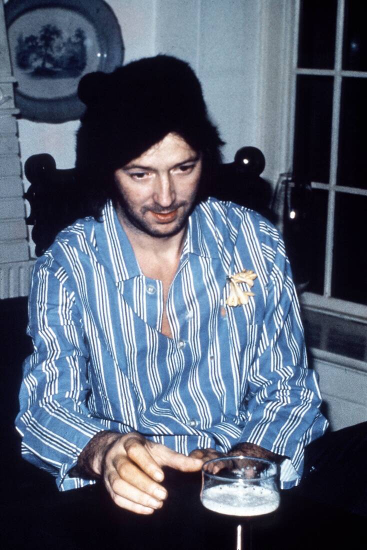 O Eric Clapton στο σπίτι του απλώνει το χέρι του σε ποτήρι μπίρας