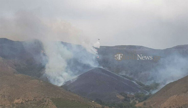 Πυροσβεστικό ελικόπτερο Ericsson σε δασική πυρκαγιά στην περιοχή Πλατανιά, κοντά στις ανεμογεννήτριες στο χωριό Αποπηγάδι