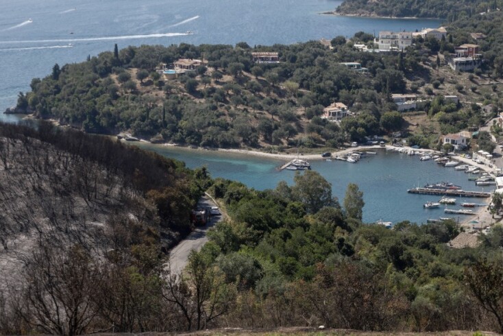 Οι πρώτες εικόνες από τη φωτιά στον Άγιο Στέφανο στον Ερημίτη Κέρκυρας