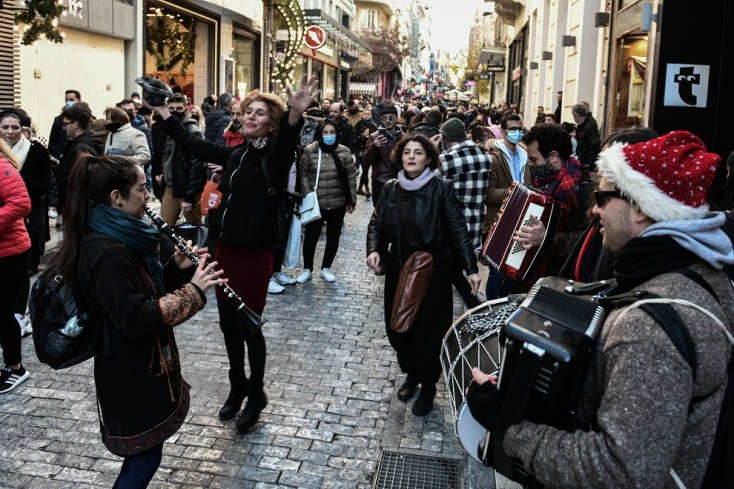 ΑΥΞΗΜΕΝΗ ΚΙΝΗΣΗ ΣΤΗΝ ΟΔΟ ΕΡΜΟΥ ΚΑΙ ΣΤΑ ΑΝΟΙΧΤΑ ΕΜΠΟΡΙΚΑ ΚΑΤΑΣΤΗΜΑΤΑ (ΤΑΤΙΑΝΑ ΜΠΟΛΑΡΗ/EUROKINISSI)