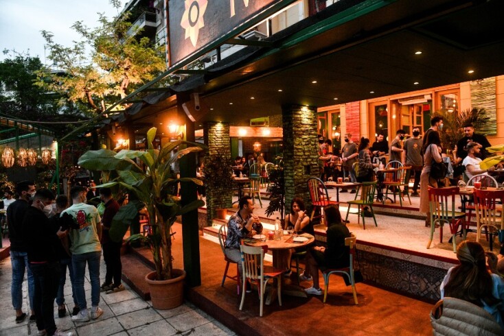 Στιγμιότυπο από το άνοιγμα της εστίασης το βράδυ της Δευτέρας του Πάσχα