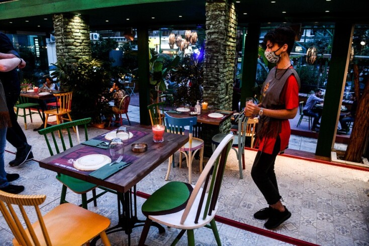 Στιγμιότυπο από το άνοιγμα της εστίασης το βράδυ της Δευτέρας του Πάσχα