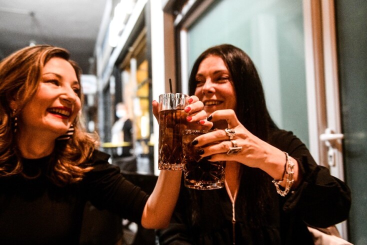 Στιγμιότυπο από το άνοιγμα της εστίασης το βράδυ της Δευτέρας του Πάσχα