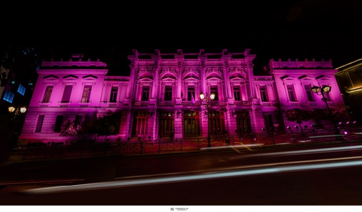 Η Estée Lauder φωταγώγησε ροζ το κτήριο του Εθνικού Θεάτρου, στο πλαίσιο της εκστρατείας ενημέρωσης για τον Καρκίνο του Μαστού.  