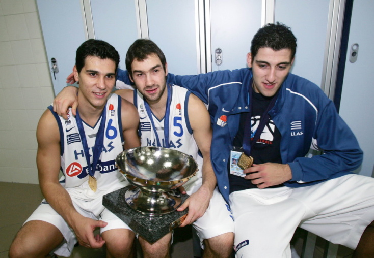 Ο Βασίλης Σπανούλης μαζί με τον Γιάννη Μπουρούση και τον Νίκο Ζήση μετά την κατάκτηση του Eurobasket του 2005