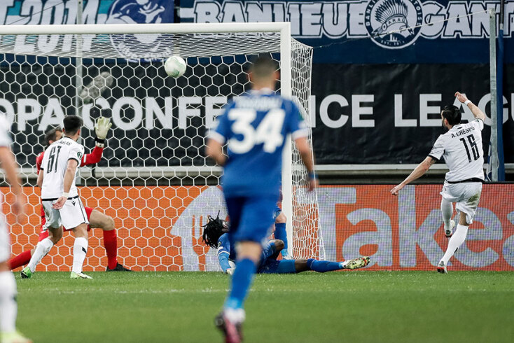 Στο παιχνίδι Γάνδη - ΠΑΟΚ για το Europa Conference League ο Κρέσπο στέλνει την μπάλα να «αναπαυθεί» στα δίχτυα της βελγικής ομάδας
