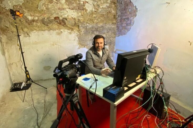 Eurovision 2022: Ο σχολιαστής της Ουκρανίας κάθεται πίσω από γραφείο μέσα σε καταφύγιο για να μεταδώσει τον διαγωνισμό