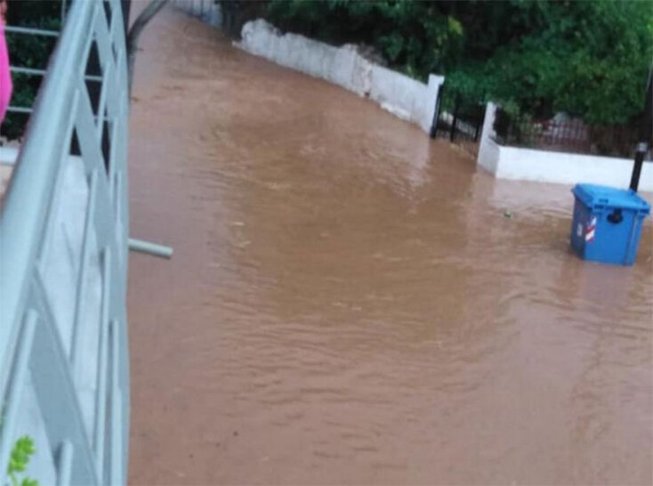 Δρόμοι... ποτάμια στην Εύβοια από την κακοκαιρία