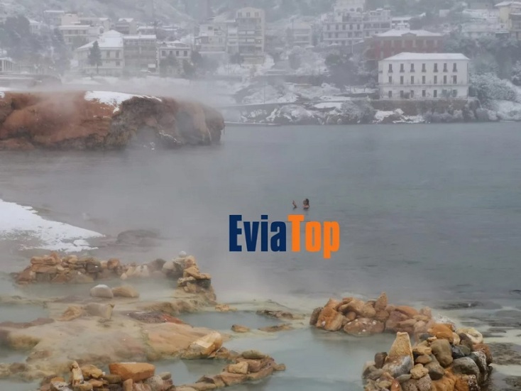 Κακοκαιρία «Ελπίς»: Εύβοια: Θαρραλέος απολαμβάνει το μπάνιο του στη θάλασσα μέσα στον χιονιά