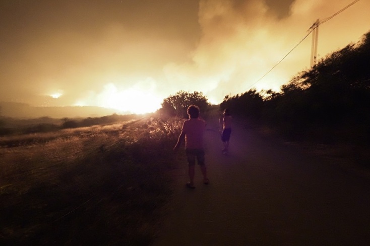 Στιγμιότυπα από τη φωτιά στην Εύβοια - Μεγάλο το πύρινο μέτωπο - Μάχη για τρίτο βράδυ