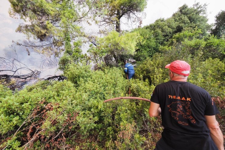 Άνδρες της ΕΜΑΚ σβήνουν τη φωτιά © EUROKINISSI