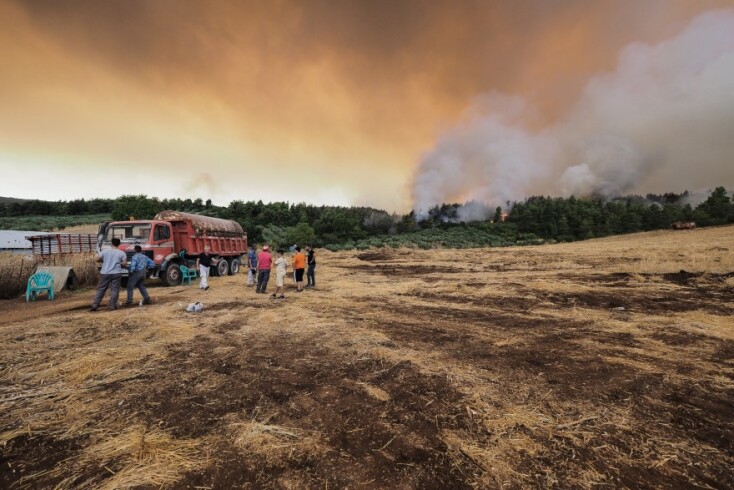 Κάτοικοι της περιοχής παρατηρούν από μακριά τον καπνό από τη μεγάλη φωτιά © EUROKINISSI