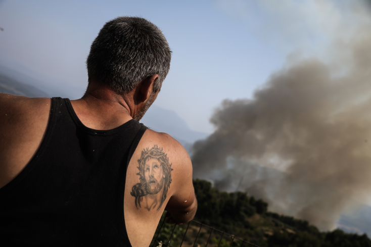 Κάτοικος της περιοχής κοιτάζει τη φωτιά © EUROKINISSI