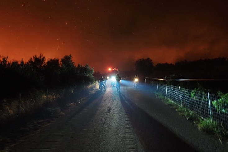Στιγμιότυπα από τη φωτιά στην Εύβοια - Μεγάλο το πύρινο μέτωπο - Μάχη για τρίτο βράδυ
