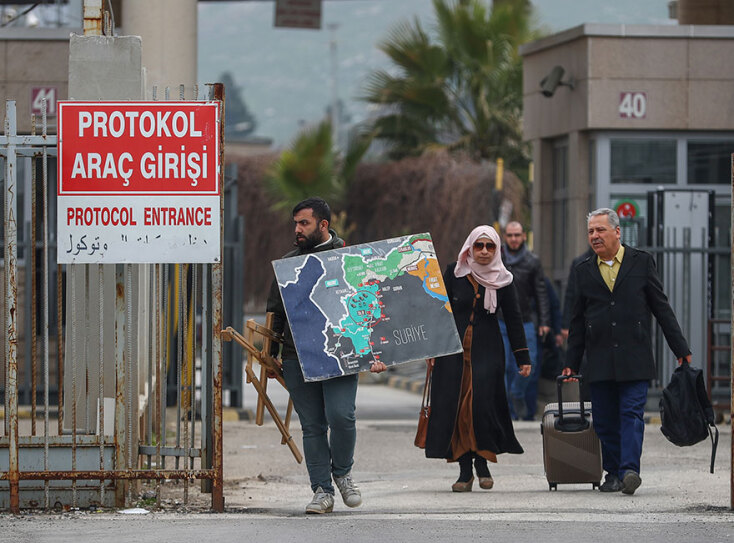 Έβρος: Με χάρτες στα χέρια μετανάστες και πρόσφυγες περιμένουν να περάσουν στην Ελλάδα από την Τουρκία