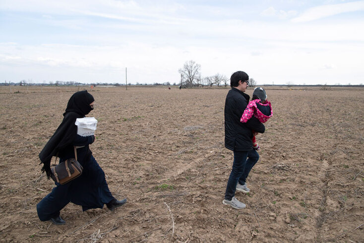 Έβρος: Αρκετές οικογένειες μεταξύ προσφύγων και μεταναστών που περιμένουν να περάσουν τα ελληνοτουρκικά σύνορα
